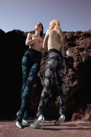 Trasparenze - Kryjące, czarne rajstopy ozdobione pięknym motywem białych róż Trasparenze - Kryjące, czarne rajstopy ozdobione pięknym motywem białych róż